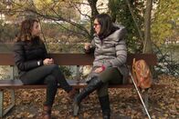 Signes – Signes Nichts ohne uns! Wie steht es um die Barrierefreiheit? Carole Prekel und Céline Witschard. Beide setzen sich für das Recht auf Barrierefreiheit, Bildung und Teilhabe ein.