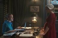 The Handmaid's Tale - Der Report der Magd – The Handmaid’s Tale Staffel 2 Folge 8 Entschlossene Stellvertreterin: Yvonne Strahovski als Serena Joy Waterford, Elisabeth Moss als June Osborne Copyright: SRF/2018 SRF & MGM Television Entertainment Inc. and Relentless Productions, LLC.