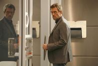 Dr. House – Dr. Eric Foreman muss isoliert werden, da er an seltsamen Symptomen leidet. Dr. Gregory House (Hugh Laurie) will der Sache auf den Grund gehen.