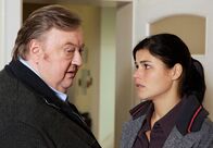 Bloch – Bloch (Dieter Pfaff) stellt seine Tochter Leonie (Katharina Wackernagel) zur Rede.