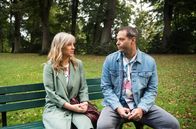 Rote Rosen – Katrin (Nicole Ernst, l.) fühlt sich erleichtert, als sie sich offen mit Leo (Daniel Hartwig, r.) ausspricht.
