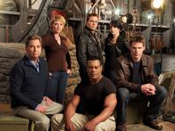 Stargate – Die Stargate-Teams, die unter der Leitung der geheimen Organisation SGA stehen und von deren Existenz nur der US-Präsident und die direkten Vorgesetzten wissen, gelangen durch ein altertümliches Tor in die entferntesten Winkel des Universums, um diese zu erforschen und Bedrohungen auszuschalten.