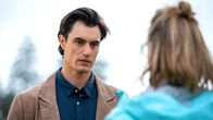 Sturm der Liebe – Josie (Lena Conzendorf, r.) ist überrumpelt, als Leon (Carl Bruchhäuser, l.) ihr gesteht, dass er in sie verliebt ist.