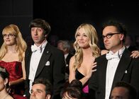 The Big Bang Theory – (v.l.n.r.) Bernadette (Melissa Rauch); Howard Wolowitz (Simon Helberg); Penny (Kaley Cuoco); Leonard Hofstadter (Johnny Galecki)