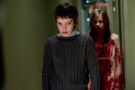 Let Me In – Mit Schrecken muss Owen (Kodi Smit-McPhee) erfahren, dass Abby (Chloë Grace Moretz) ein blutiges Geheimnis hütet.