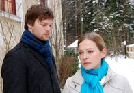 Sturm der Liebe – ARD STURM DER LIEBE FOLGE 1052 Uhr im ERSTEN. Um ihn vor Cosimas Intrige zu schützen, lässt Sandra (Sarah Stork, r.) Lukas (Wolfgang Cerny, l.) über seine Vaterschaft im Unklaren.