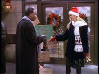 Friends – Phoebe (Lisa Kudrow, r.) sammelt vor Weihnachten Spenden.
