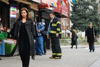 Zufällig verheiratet – Dr. Emma Lloyd ist in New Yorks Radiolandschaft die Fachfrau für Liebesangelegenheiten und berät ihre Anruferinnen in romantischen Fragen aller Art. So auch Sofia (Justina Machado, l.), die nach einem Anruf beim "Love Doctor" beschließt, ihre Verlobung zu Feuerwehrmann Patrick (Jeffrey Dean Morgan, M.) zu lösen und ihn damit in ziemliche Verzweiflung stürzt ...