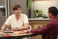 Two and a Half Men – Finden Jenny ziemlich seltsam: Walden (Ashton Kutcher, l.) und Alan (Jon Cryer, r.) ...