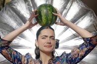 Zu Tisch mit Lucie - Kitchen Hacks – Kultfrüchte: Köchin Lucie Fischer-Chapalain trägt eine Melone auf dem Kopf und spielt damit auf den legendären Film "Dirty Dancing" an.