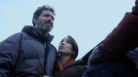 Arctic Apocalypse – Mark (Joel Berti) und seine Frau Helen (Jennifer Lee Wiggins) sind auf der Suche nach ihrer Tochter.