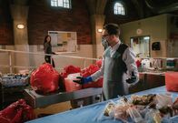 Elementary – Watson (Lucy Liu, l.) und Holmes (Jonny Lee Miller, r.) müssen entdecken, dass eine ermordete Technikerin in illegale Forschungen verstrickt war ...