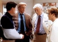 Diagnose: Mord – Der Mordverdächtige George (Jeff Allin, l.) wird vom Polizisten Steve (Barry Van Dyke, 2.v.l.), von Dr. Mark Sloan (Dick Van Dyke, M.) und vom Assistenzarzt Dr. Jesse Travis (Charlie Schlatter, r.) befragt.