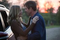 Bailey - Ein Freund fürs Leben – Hannah (erwachsen) (Peggy Lipton, l.); Ethan (erwachsen) (Dennis Quaid, r.)
