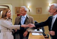Sturm der Liebe – ARD STURM DER LIEBE FOLGE 1217 Uhr im ERSTEN. Die Richterin Felicitas Strehle (Olivia Pascal, l.) macht zu Werners (Dirk Galuba, M.) und Alfons' (Sepp Schauer, r.) Freude Urlaub am "Fürstenhof".