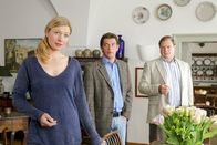 Die Rosenheim-Cops – Dass Musikerin Tanner (Antje Widdra, l.) aus Rache den Hausmeister erschossen hat, ist für die Rosenheimer Kommissare Lind (Tom Mikulla, m.) und Hartl (Michael A. Grimm, r.) ein nachvollziehbares Tatmotiv.