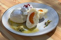 Zu Tisch ... – Zu Tisch Mähren – Tschechische Republik Aprikosenknödel mit Puderzucker und Quark Copyright: SRF/Reiner Bauer