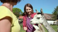 Ländermagazin – Auf dem Alpakahof bei Helene und Sepp Schmid füttert Alexandra Rinschler (im Bild) ein Alpaka.