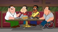 Family Guy – v.l.n.r.) Peters, Quagmires, Clevelands und Joes ausschweifende Gespräche im Drunken Clam Stoff genug für einen Podcast?