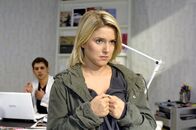 Anna und die Liebe – Anna (Jeanette Biedermann, r.) gesteht Jonas (Roy Peter Link, l.) den Computertausch ...