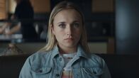 Derby Girl – Lola Bouvier (Chloé Jouannet) denkt über ihre Vergangenheit nach. Es geht um ein ehemaliges Gespräch mit ihrer Mutter. Dadurch kommen Zweifel in ihr hoch.
