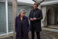 Der Alte – Bei Gerda Angerer (Ursula Berlinghof) tut sich selbst ein erfahrener Ermittler wie Caspar Bergmann (Thomas Heinze) schwer, an brauchbare Informationen zu kommen.