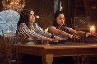 Charmed – Maggie (Sarah Jeffery, l.); Mel (Melonie Diaz, r.)