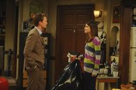 How I Met Your Mother – Seit Robin (Cobie Smulders, r.) und Ted zusammen leben, streiten sie sich am laufenden Band. Um dem aus dem Weg zu gehen, beschließen sie "Freunde mit Extras" zu werden und schlafen bei jeder Gelegenheit miteinander, womit Barney (Neil Patrick Harris, l.) gar nicht klar kommt ...
