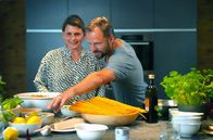 Zu Tisch ... – Die Kunstkuratorin Andrea von Goetz und der österreichische Schauspieler Philipp Hochmair zaubern eine Pasta mit Pfifferlingen. Der Clou dabei: viel Zitrone