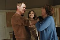Desperate Housewives – Die Lage spitzt sich dramatisch zu: Susan (Teri Hatcher, M.), Felicia (Harriet Sansom Harris, r.) und Paul (Mark Moses, l.) ...