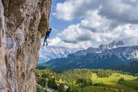 Bergwelten – Angelino Zeller (Paraclimbing-Weltmeister) in den Dolomiten bei der Besteigung des Cinqe Torri.