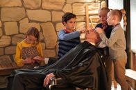 Single Parents – v.l.n.r.) Sophie Cooper (Marlow Barkley); Graham D'Amato (Tyler Wladis); Tony (Patrick Birkett); Amy Fogerty (Ella Allan); Emma Fogerty (Mia Allan)