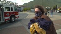 Alaskas Wildtier-Retter – Jen Cedarleaf carries an injured juvenile common raven back to her car for transport to the Alaska Raptor Center. (National Geographic)