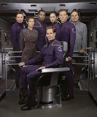Star Trek: Enterprise – v.l.n.r.: Lieutenant Malcolm Reed (Dominic Keating), Sub-Commander T'Pol (Jolene Blalock), Ensign Travis Mayweather (Anthony Montgomery), Captain Jonathan Archer (Scott Bakula,m.), Ensign Hoshi Sato (Linda Park), Commander Charles 'Trip' Tucker III (Connor Trinneer) und Dr. Phlox (John Billingsley).