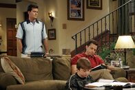 Two and a Half Men – Es herrscht dicke Luft im Hause Harper: Charlie (Charlie Sheen, l.), Jake (Angus T. Jones, M.) und Alan (Jon Cryer, r.) ...