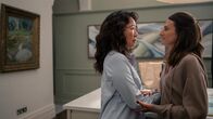 Killing Eve – Eve (Sandra Oh, l.) konfrontiert Hélène (Camille Cottin, r.), da Eve weiß, dass Hélène ein hochrangiges Mitglied der "Zwölf" ist. Mit dem, was Eve daraufhin erfährt, hat Eve jedoch nicht gerechnet.