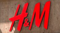Marktcheck checkt ... – „Marktcheck checkt“ nimmt den Modekonzern H&M unter die Lupe. Es geht um Produktqualität, Marketing und Service sowie um die Geschichte, Markenwelt und Marktmacht des Unternehmens. Das Bild zeigt das Logo der Handelskette am Ladengeschäft in der Leipziger Petersstraße.