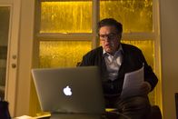 Shut In – Dr. Wilson (Oliver Platt) ist besorgt um seine Kollegin Mary.