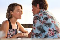 Death in Paradise – Martha (Sally Bretton) macht auf der paradiesischen Insel Sainte Marie Urlaub und besucht ihren Freund Humphrey (Kris Marshall). Beide hoffen, nun endlich mehr Zeit miteinander verbringen zu können.