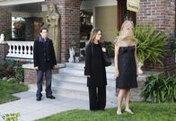 Ghost Whisperer - Stimmen aus dem Jenseits – Immer wieder tauchen Geister auf, die Melinda (Jennifer Love Hewitt, M.) um Hilfe bitten. Diesmal taucht eine Studentin (Andrea Bowen, r.) auf, der ein Sack über den Kopf gestülpt wurde. Eli (Jamie Kennedy, l.) beobachtet die Situation ...