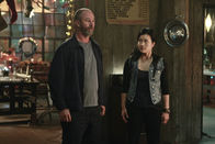 Scorpion – Die Weihnachtsfeiertage sind die Zeit für die Familie. Für Patrick Quinn (Jamie McShane, l.) und seine Tochter Happy (Jadyn Wong, r.) ein ganz neues Erlebnis ...