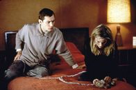 eXistenZ – Ted (Jude Law) und Allegra (Jennifer Jason Leigh) versuchen verzweifelt, sich über das "Nabelschnur"-Kabel ins Computerspiel einzuloggen.