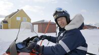 Faszination Erde – Östlich von Grönland, mitten im Nordpolarmeer, liegt die norwegische Inselgruppe Spitzbergen. Ny-Ĺlesund ist das nördlichste Dorf der Welt mit nicht einmal 200 Einwohnern. Bis in die 1960er-Jahre lebten hier Arbeiter, um vor Ort Steinkohle abzubauen. Heute ist der kleine Ort ein internationales Wissenschaftsdorf mit Forschungsstationen, das größte Labor der modernen Arktis-Forschung. Und wer wissen will, wie die Arktis funktioniert, muss raus aufs Eis.