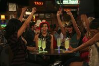 How I Met Your Mother – Robin ist immer noch arbeitslos, ohne Wohnung und ohne Freund und kommt sich ein bisschen verloren vor. Also nimmt Lily (Alyson Hannigan, M.) sie mit in eine Bar zu der Geburtstagsfeier einer Arbeitskollegin. Dort treffen die beiden auf eine total aufgedrehte und lebenslustige Mädelstruppe, die jeden Anlass wahrnimmt, um "Wuu" zu kreischen ...