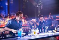 Nightlife – Lieben ihren Job, wollen aber endlich einen anderen Lebensstil, so mit Frau und Kindern: Die beiden Berliner Barkeeper Milo (Elyas M'Barek, r.) und Renzo (Frederick Lau).