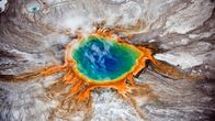 Yellowstone – Der Yellowstone-Nationalpark ist größer als so mancher Bundesstaat der USA - und einer der letzten unberührten Naturräume der Welt. Yellowstone ist geprägt vom Gegensatz zwischen Feuer und Eis: Vulkanische Aktivität im Untergrund sorgt für heiße Quellen auch im Winter - während die Landschaft ringsum bei 40 Grad unter Null in Frost und Kälte erstarrt. Die winterlichen Bedingungen machen den Bewohnern zu schaffen: Ob Bisons, Elche oder Wapiti-Hirsche, Wölfe oder Kojoten, Füchse oder Otter - diese dreiteilige Serie, die als Koproduktion von BBC, Discovery Channel und ORF realisiert wurde, porträtiert das Leben der Tiere im ältesten Nationalpark der Welt. Eine Dokumentation von Andrew Murray.