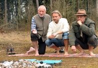 Sturm der Liebe – Michael (Erich Altenkopf, M.) wollte schon immer mal über glühende Kohlen laufen. Werden Alfons (Sepp Schauer, l.) und André (Joachim Lätsch, r.) es ebenfalls wagen?
