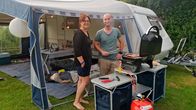 Wir werden Camper – Familie Handtke beim Abendessen auf dem Campingplatz.