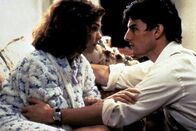Die Firma – Eigentlich will Mitch (Tom Cruise, r.) seine Frau Abby (Jeanne Tripplehorn, l.) nicht mit seinen furchtbaren Befürchtungen belasten. Doch dann wird ihr eigenes Zuhause zu einem verwanztem Gefängnis ...