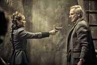 Jack the Ripper - Eine Frau jagt einen Mörder – Fotografen Samuel Harris (Nicholas Farrell, r.), findet Anna (Sonja Gerhardt, l.)